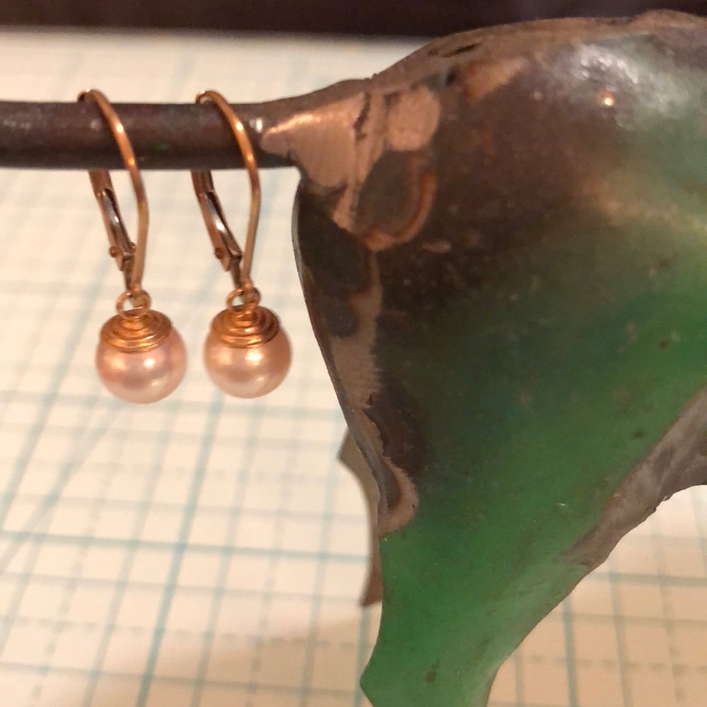 ✨10kt and white pearl lever-back earrings✨